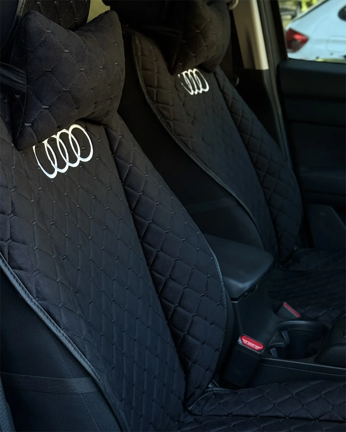 Комплект накидок на передні сидіння (чорна алькантара) Audi