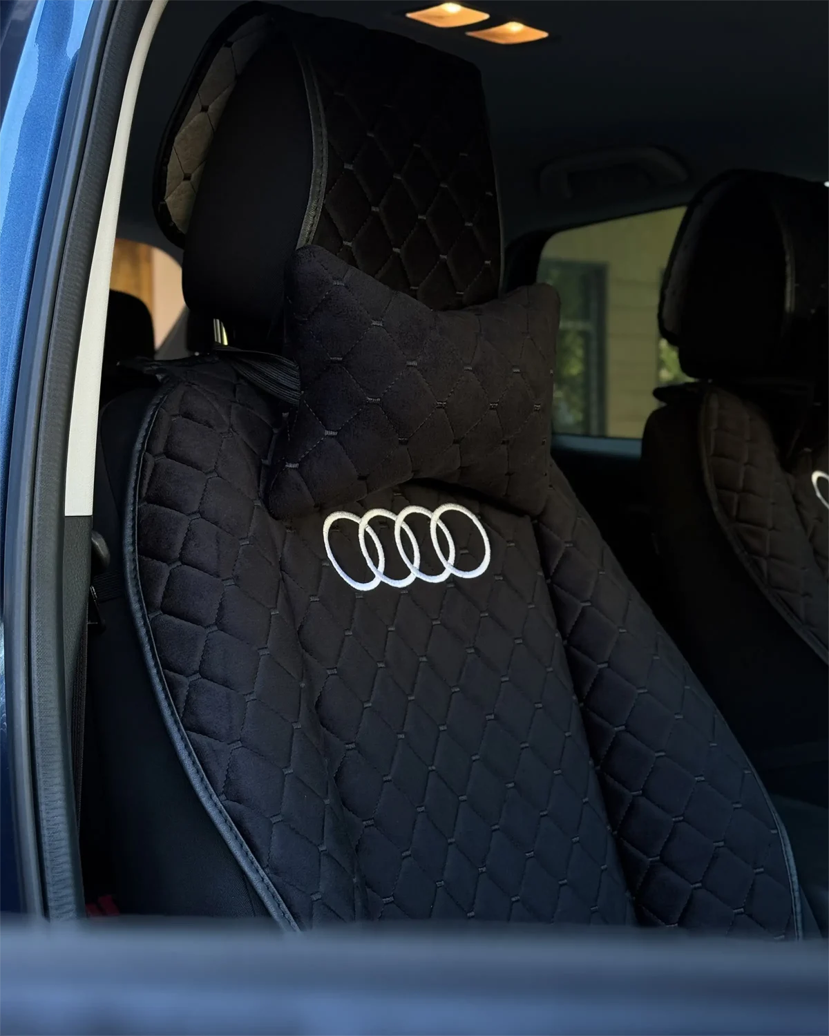 Комплект накидок на передні сидіння (чорна алькантара) Audi
