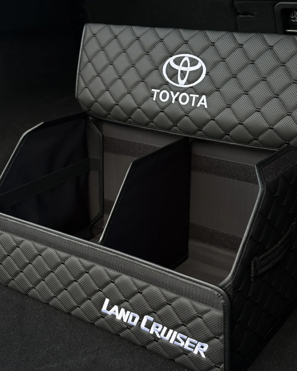 Органайзер в багажник AvtoCase M екошкіра (30/30/50) – Чорний з вишивкою TOYOTA Land Cruiser