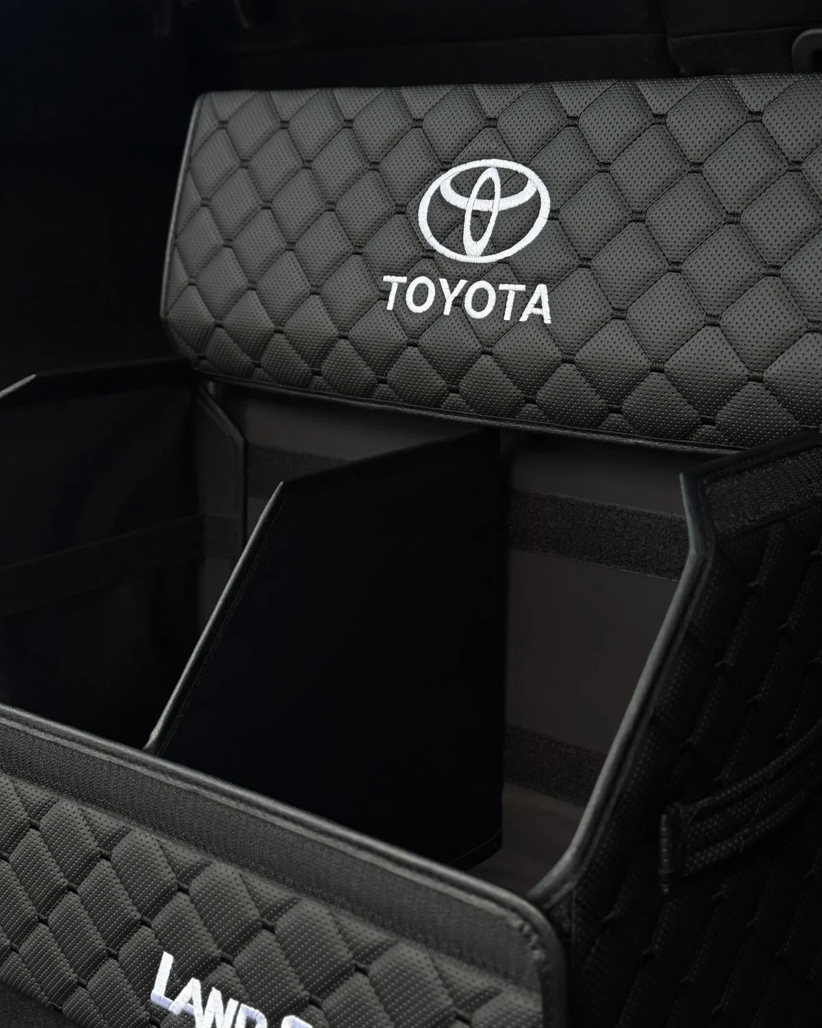 Органайзер в багажник AvtoCase M екошкіра (30/30/50) – Чорний з вишивкою TOYOTA Land Cruiser