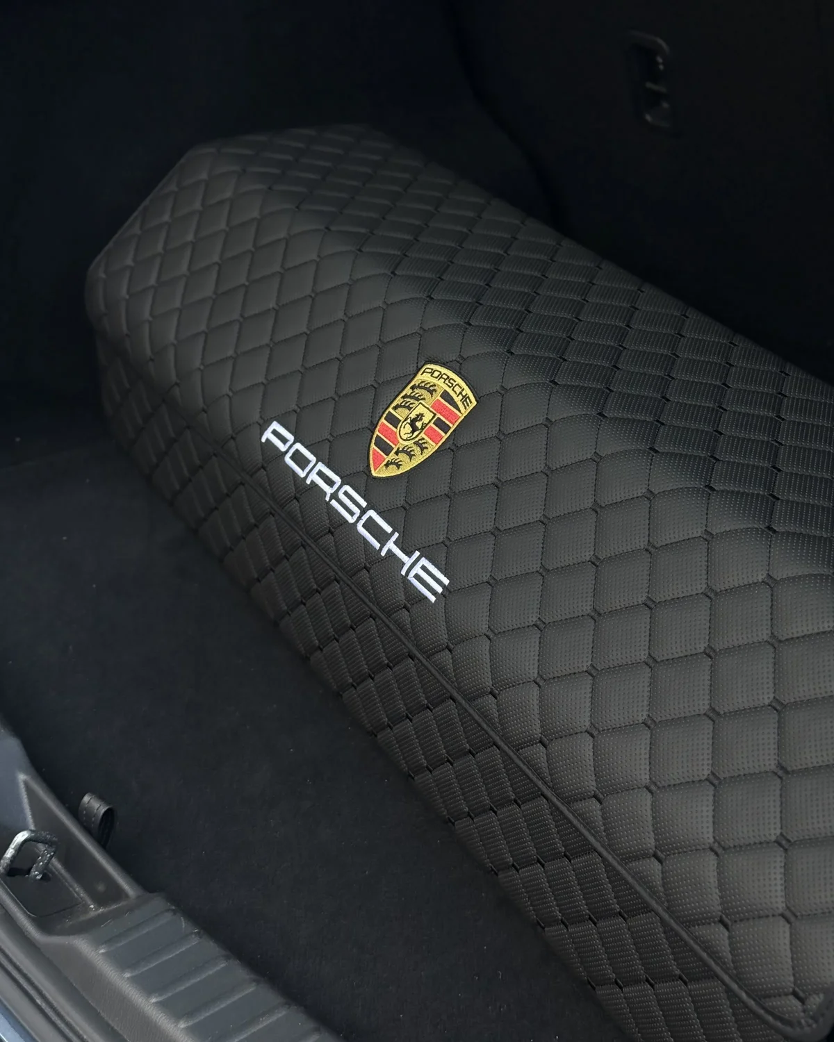Органайзер в багажник AvtoCase XXL екошкіра (30/30/100) – Чорний з вишивкою Porsche