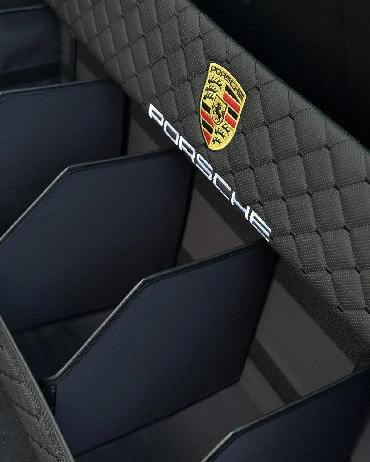 Органайзер в багажник AvtoCase XXL екошкіра (30/30/100) – Чорний з вишивкою Porsche