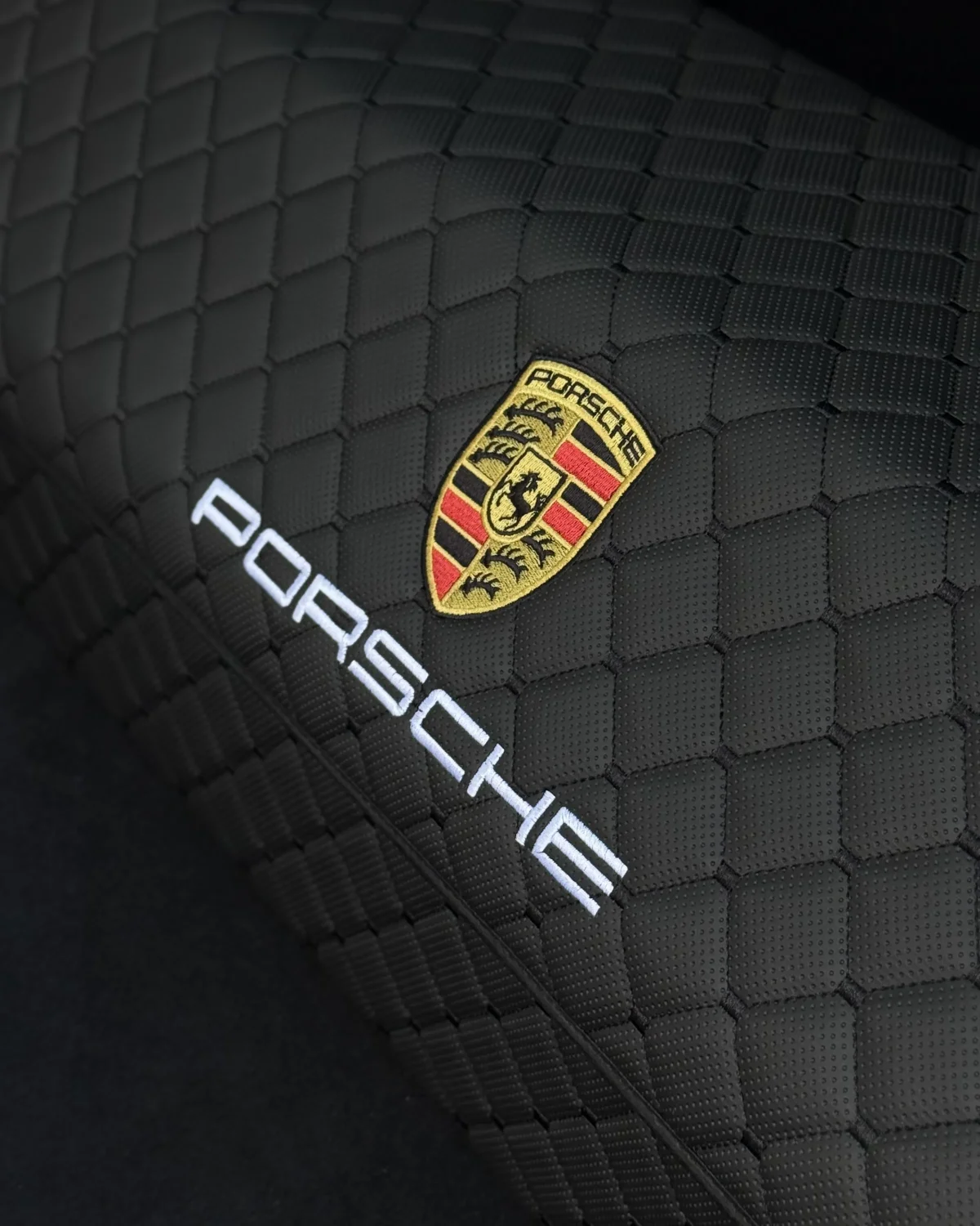 Органайзер в багажник AvtoCase XXL екошкіра (30/30/100) – Чорний з вишивкою Porsche